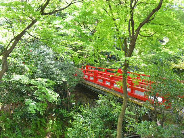 ホテル椿山荘の庭園にかかる赤い橋