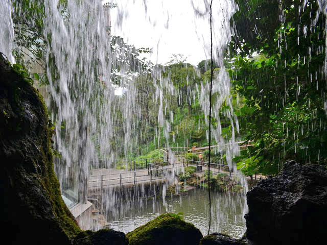 五丈滝の裏側から幽翠池を見ます