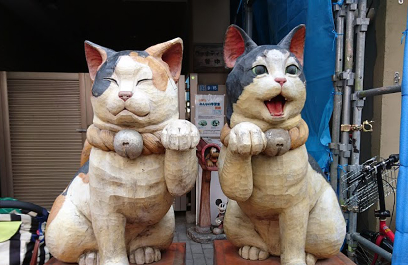 谷中銀座、2匹の猫が対になった「木彫り猫」